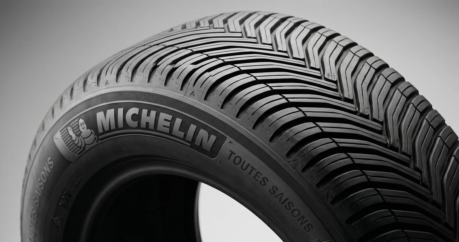 Michelin CrossClimate 2 — détail de la bande de roulement et de la sculpture en chevrons typique du pneu toutes saisons certifié 3PMSF