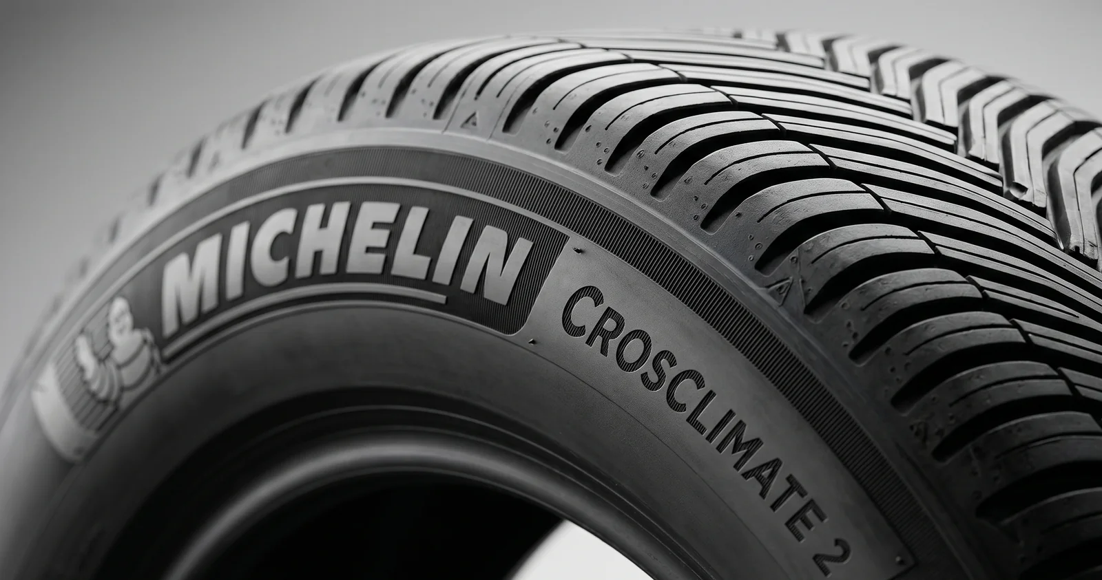 Michelin CrossClimate 2 — gros plan sur les lamelles et la technologie EverGrip qui maintient l'adhérence à mi-usure