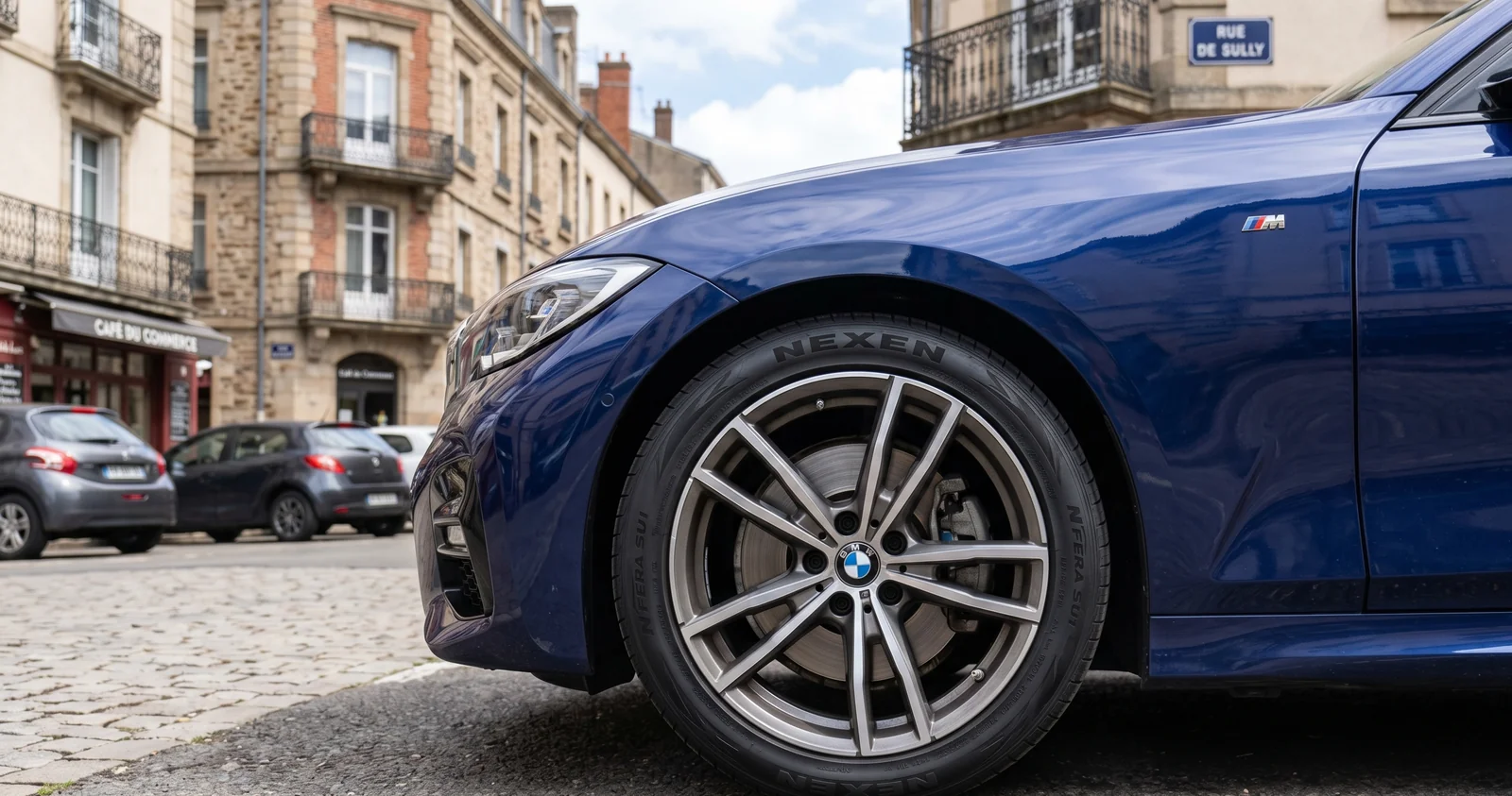 Pneu Nexen en gros plan avec marquage ★ d'homologation BMW visible sur le flanc